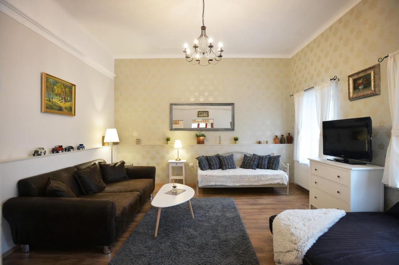 Janicsar Garden Apartman Eger Eksteriør bilde