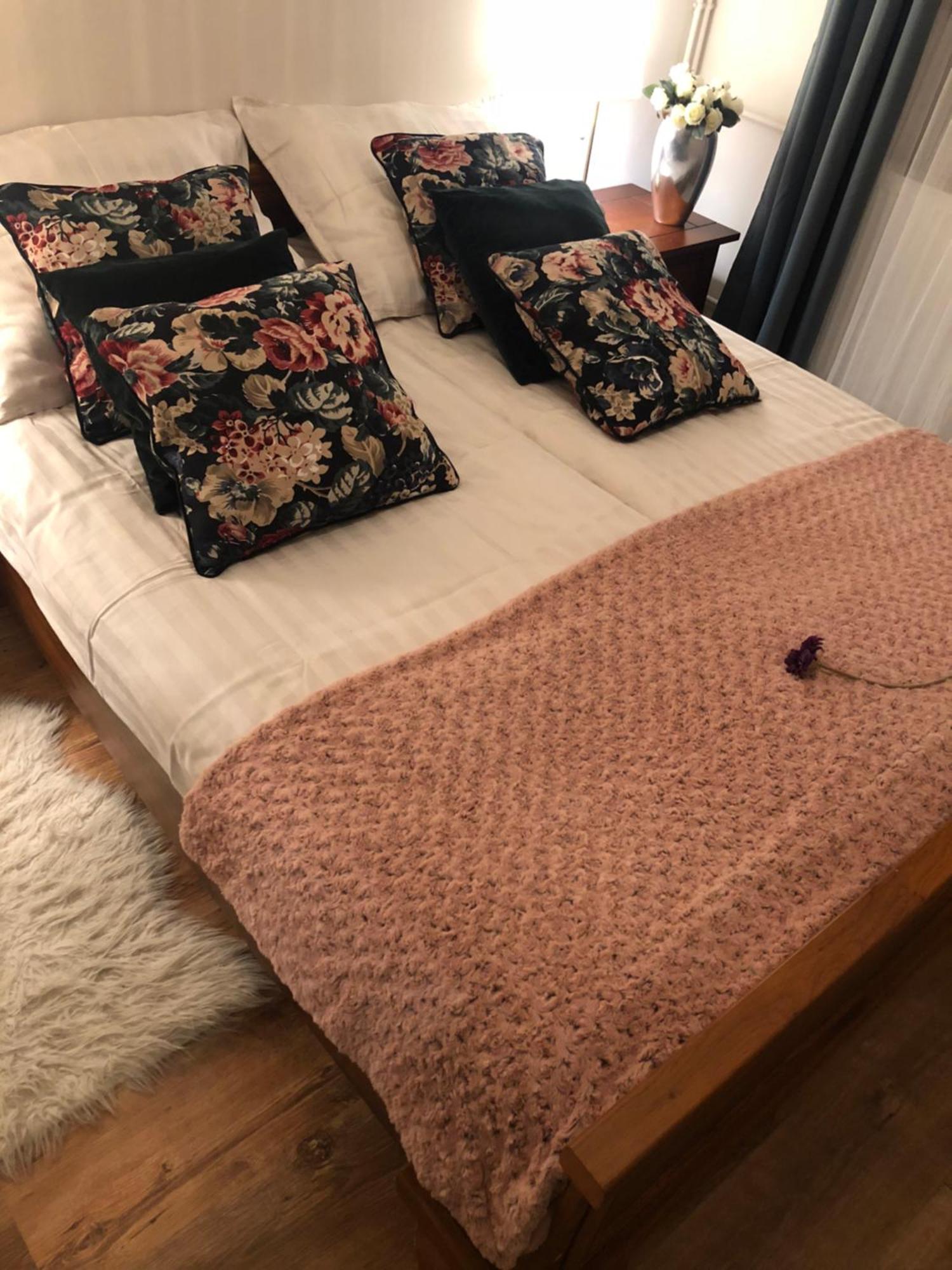 Janicsar Garden Apartman Eger Eksteriør bilde