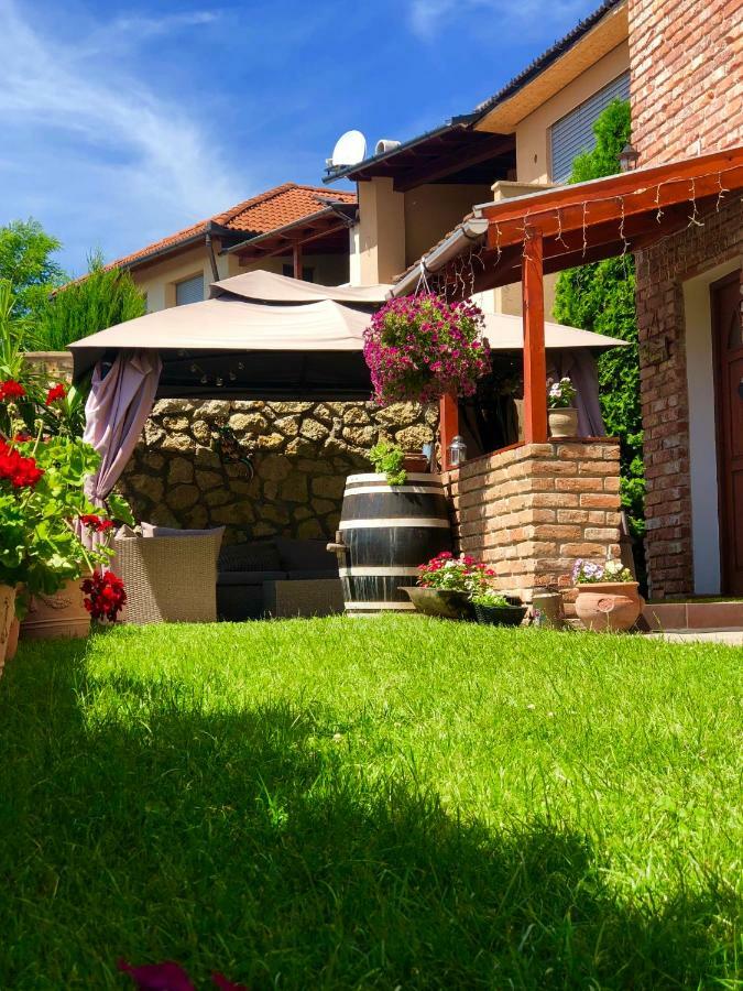 Janicsar Garden Apartman Eger Eksteriør bilde